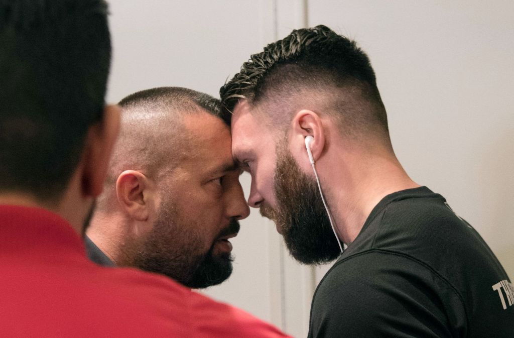 Der Box-Promoter Ahmet Öner (links) und ein Betreuer von Eubank Jr. stehen sich Stirn an Stirn gegenüber.