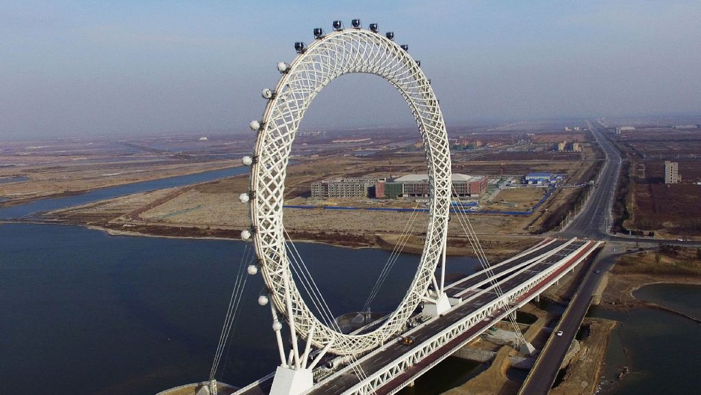 China: Dieses Riesenrad dreht sich auf einer Autobahnbrücke