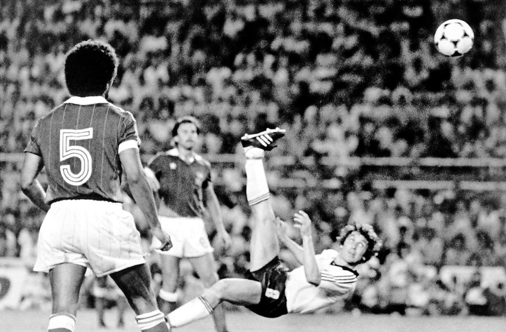 Im Halbfinale der WM 1982 wiederholt Klaus Fischer das Kunststück. Er trifft gegen Frankreich zum 3:3 in der Verlängerung.