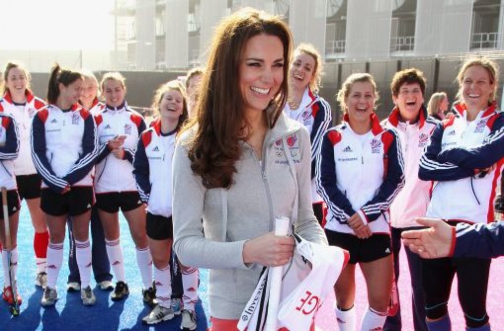 Dass der Spaß dabei nicht immer zu kurz kommen muss, zeigt ein Treffen der jungen Prinzessin mit dem olympischen Hockeyteam, bei dem Kate ...