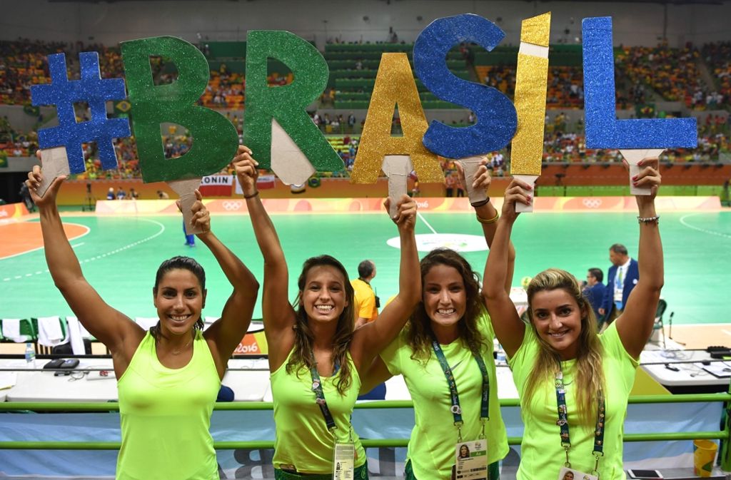 Brasilianische Fans unterstützen ihr Handballteam vor dem Spiel gegen Polen mit selbst gebastelten Brasil-Buchstaben.