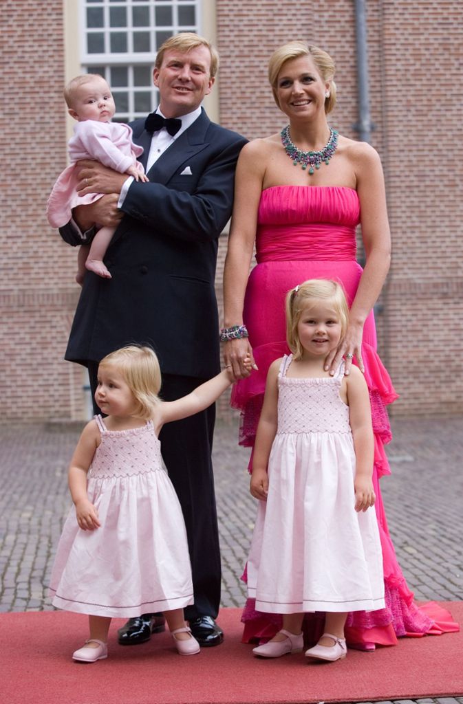 Drei-Mädel-Haus in Oranje: Die spätere Thronfolgerin Amalia (rechts) kommt 2003 zu Welt, 2005 folgt Alexia und 2007 Ariane (auf dem Arm ihres Vaters).