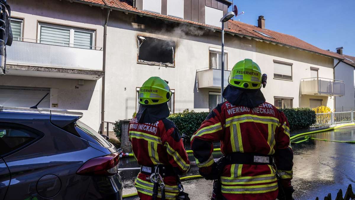  Ein Brand in einem Wernauer Mehrfamilienhaus hat am Karfreitagnachmittag einen Großeinsatz von Feuerwehr, Rettungsdienst und Polizei ausgelöst. Ein Mann wurde vorsorglich ins Krankenhaus gebracht. 
