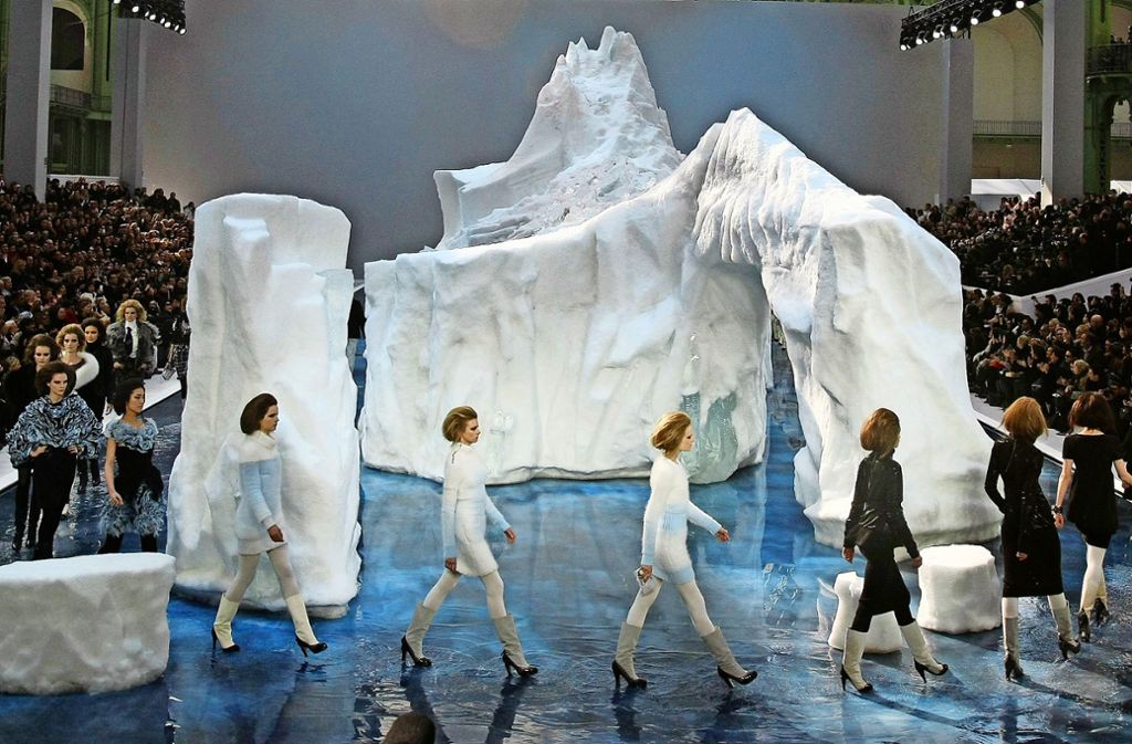 Es geht immer mehr darum ein besonderes Live-Event zu schaffen. Ein illustres Beispiel liefert Karl Lagerfeld mit seinen Mega-Mode-Events für das Pariser Modehaus Chanel, für die er ganze Supermärkte bauen, Raketen aufstellen oder Eisberge modellieren lässt.