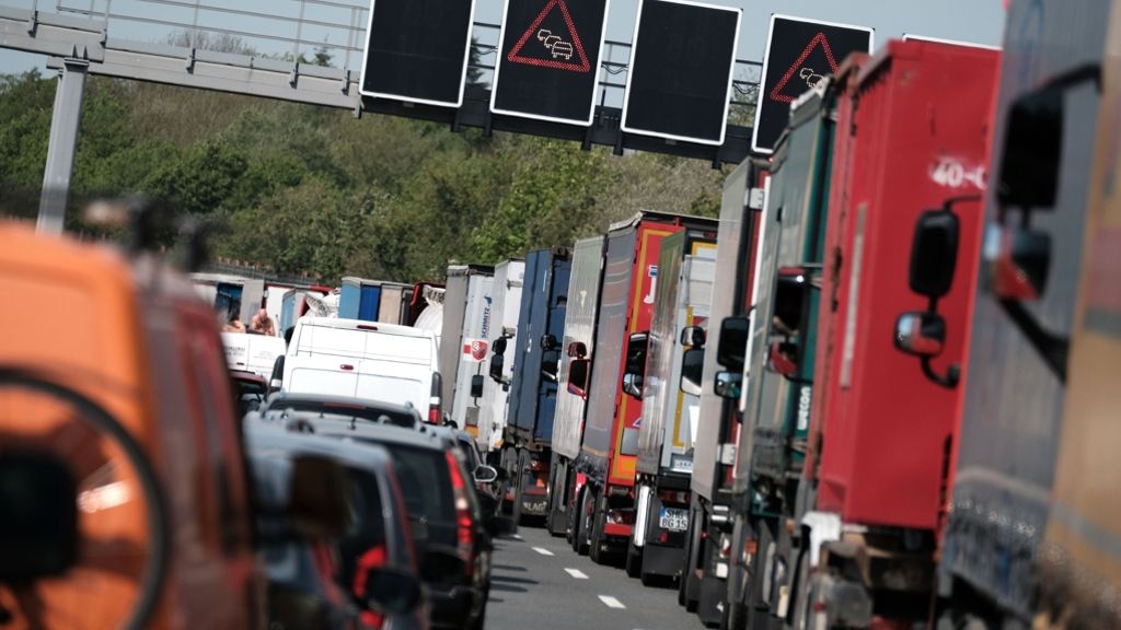 Memmingen: Lkw-Fahrer fährt 28 Tage ohne größere Pausen