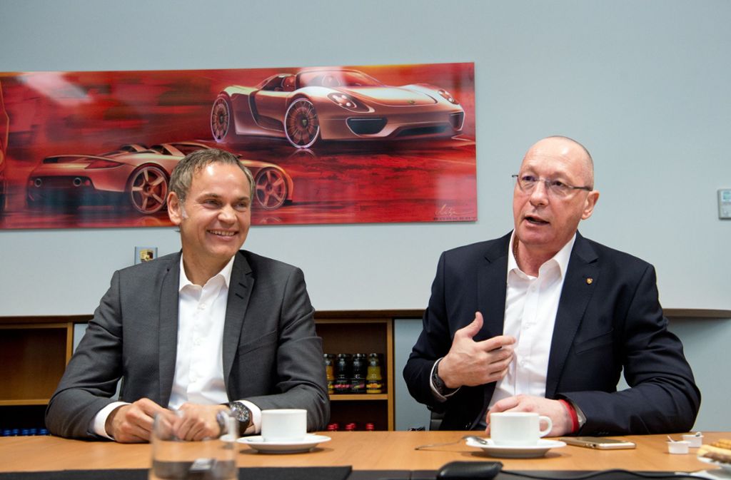 Der 56-Jährige ist seit knapp 35 Jahren bei dem Sportwagenbauer aus Zuffenhausen. Das Bild zeigt ihn (rechts) neben dem aktuellen Porsche-Chef Oliver Blume.