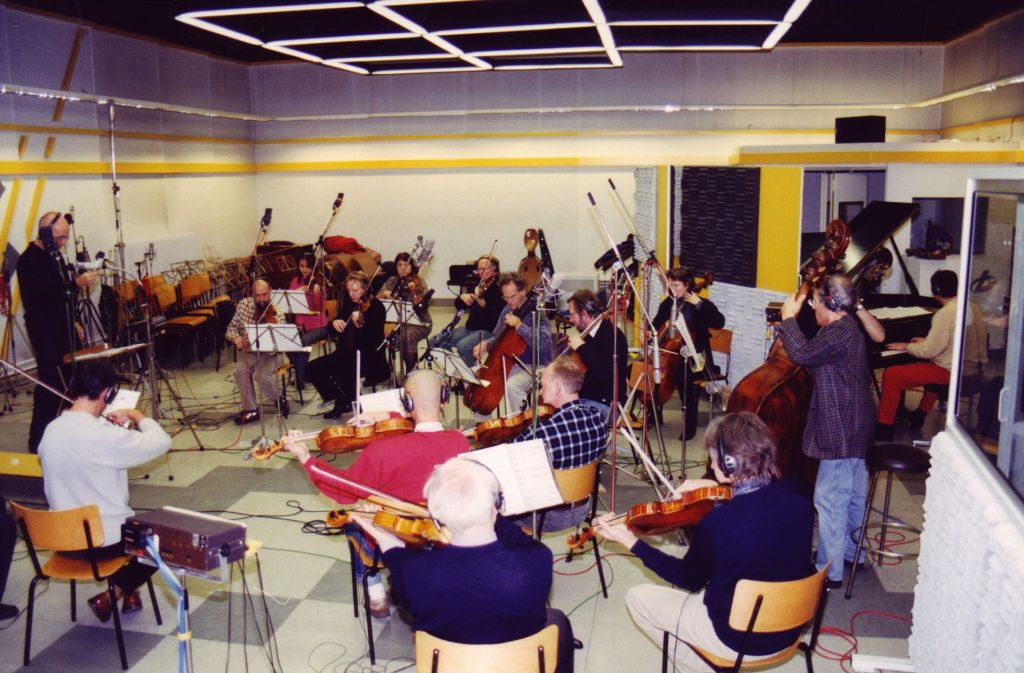 Immer wieder wurden die großen Räume des Tonstudios auch für Aufnahmen von Orchestern genutzt. Hier das Stuttgarter Kammerorchester mit Dennis Russell Davies im Jahr 1999.