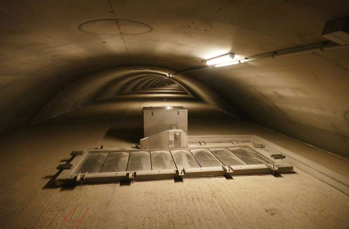 Ein Blick in den Lüftungskanal, der an seiner höchsten Stelle zwei Meter misst. Vorne die geschlossenen Rauchabgasklappen.