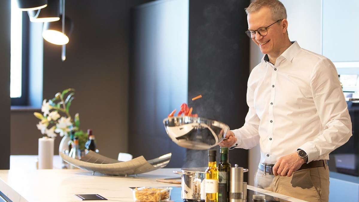  Küchen sind teurer geworden. Warum und wie der Fachkräftemangel am Bau auf den Küchenhandel durchschlägt, erläutert Mark Willekes, Chef von Plana-Küchenland. 