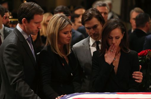 „Goodbye, Gampy“: Jenna Bush Hager (links) und Barbara Bush nehmen Abschied von ihrem Großvater George H.W. Bush. Foto: Getty
