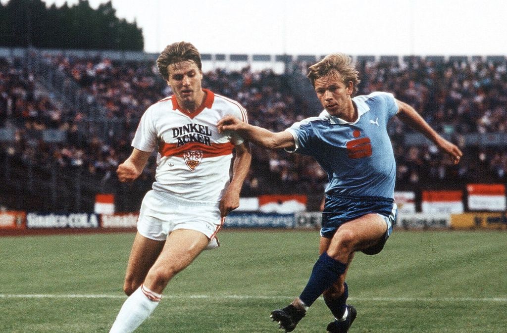 Unter den VfB-Fans gilt Peter Reichert als einer der beliebtesten Ex-Profis. Von 1979 bis 1986 trug der heutige Fanbeauftragte des VfB das Trikot mit dem Brustring. Doch auch für den Rivalen aus Baden war Reichert aktiv. In insgesamt 36 Partien zwischen 1990 und 1992 gelangen dem gebürtigen Brettener sechs Tore.