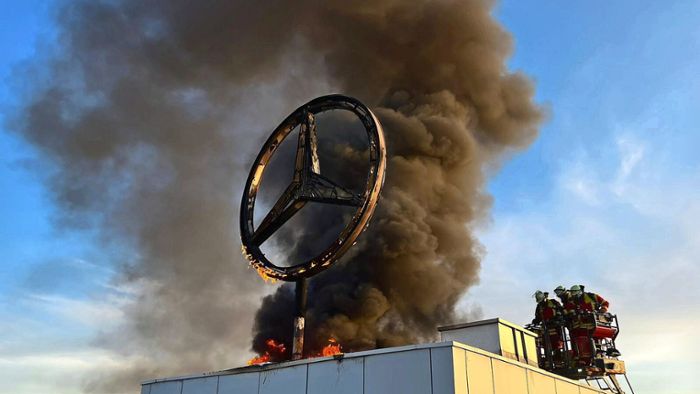 Mercedes-Stern brennt lichterloh