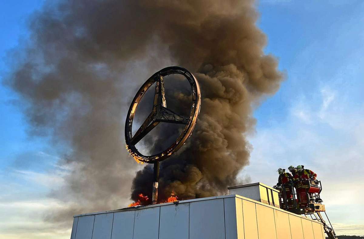 Der Mercedes-Stern ist in Flammen.
