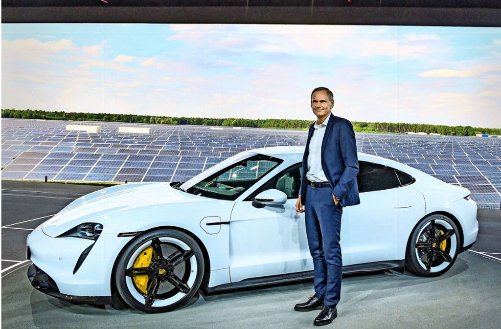 „Es ist ein echter Porsche“, freut sich Konzernchef Oliver Blume und posiert vor dem ersten reinen E-Modell aus dem Hause Porsche.