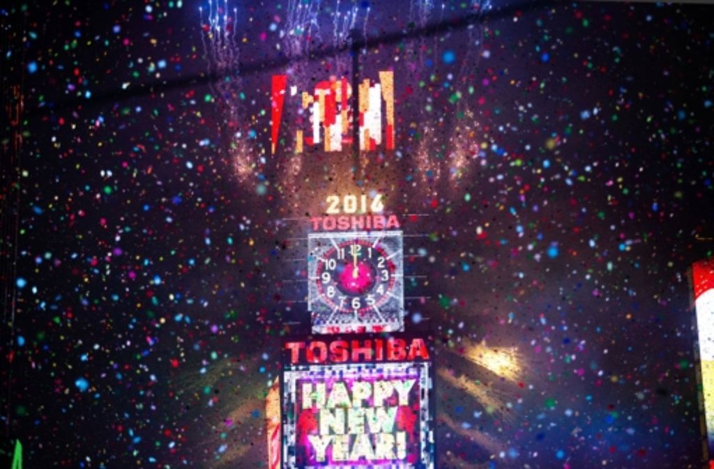 Auf dem New Yorker Times Square begrüßten zahlreiche Menschen das neue Jahr.  Foto: AP