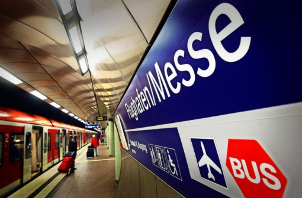 Die bestehende S-Bahn-Station am Flughafen soll mit einem dritten Gleis ausgestattet werden. Dort würden die Regionalzüge von der Gäubahn einfahren. Foto: Leif Piechowski