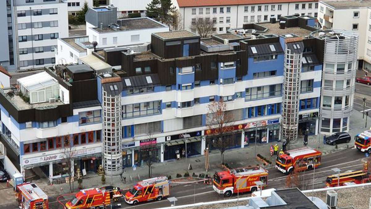 Großeinsatz in Leonberg: Brand in Dehnfuge am Ärztehaus