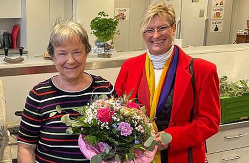 Karin Momberger (links)   bekommt als   Dankeschön einen Strauß Blumen   von    der Rathauschefin  Susanne Widmaier. Foto: privat