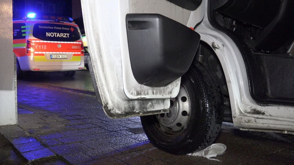 Kreis Esslingen: 26-Jähriger will Transporter mit seinem Fuß stoppen