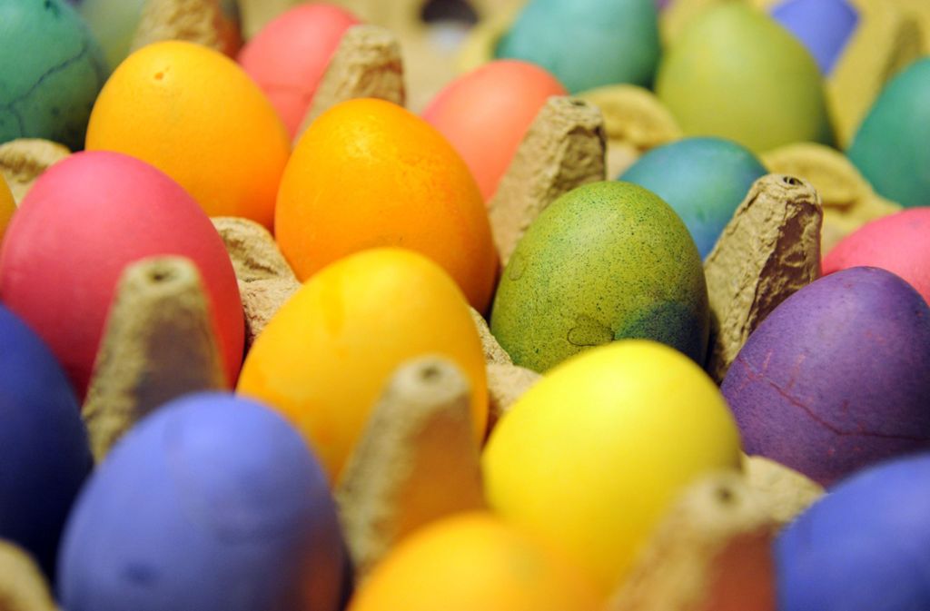 Die Eier sollten vier bis fünf Stunden im Farbsud liegen, am besten lassen Sie sie über Nacht in der Flüssigkeit.