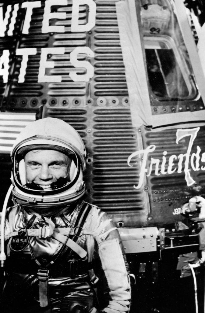Ein letztes Foto: Glenn posiert kurz vor dem Abflug vor der Raumkapsel Friendship 7.