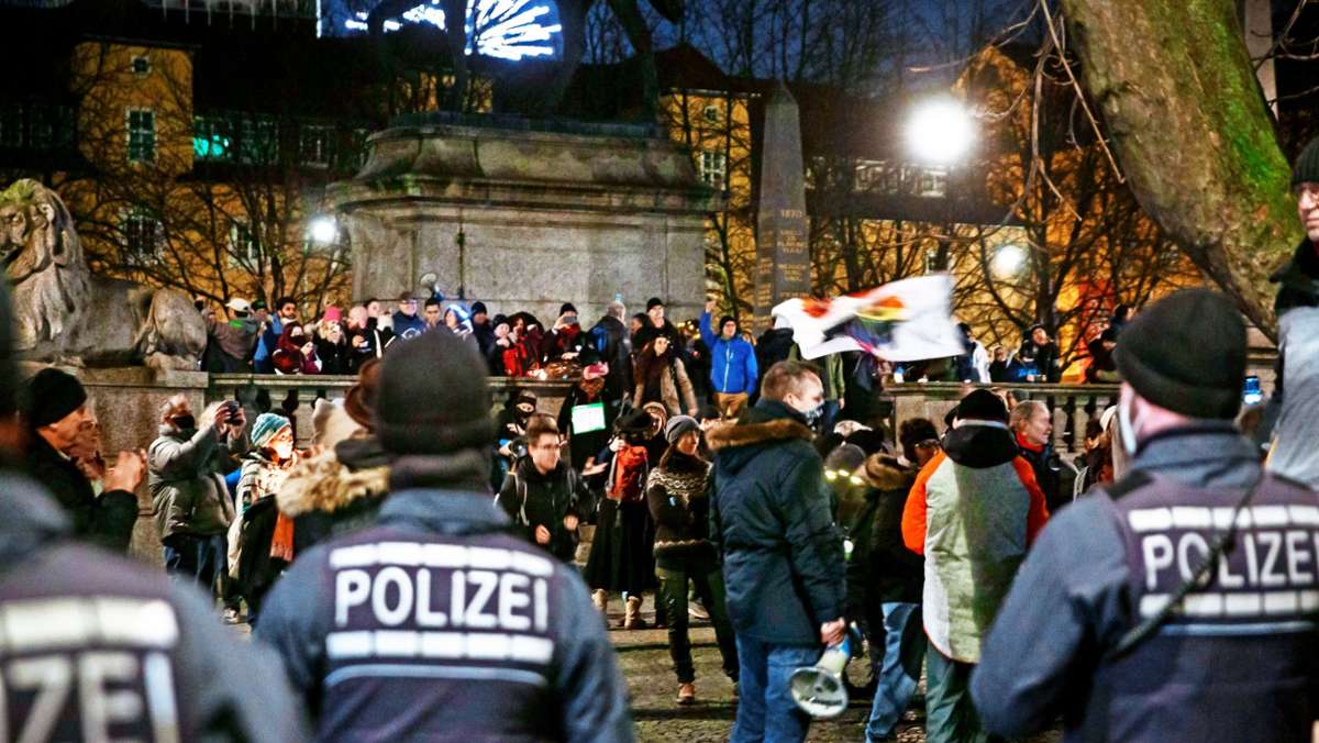  Laut einem Bericht sieht der Verfassungsschutz Schnittmengen zwischen „extremistischen Teilstrukturen der AfD“ und der Querdenken-Bewegung in Baden-Württemberg. Thomas Strobl warne zudem vor antisemitischen Verschwörungstheorien. 