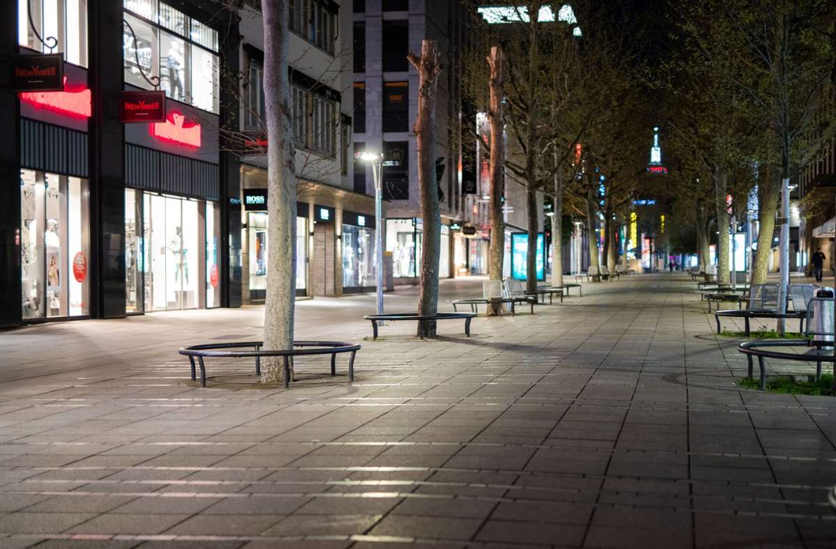 Leben im Lockdown – die menschenleere Königstraße in Stuttgart am Freitagabend