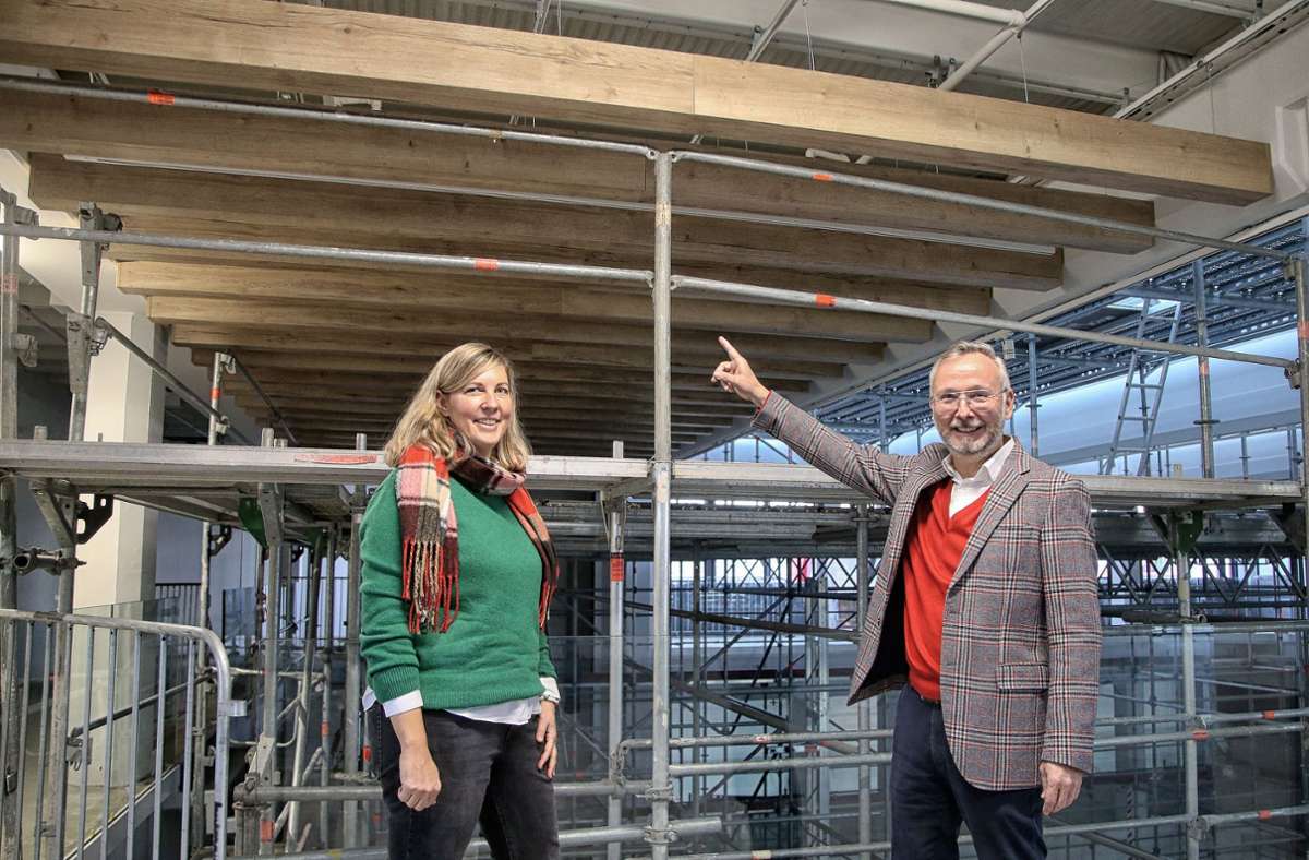 Frank Hofmeister und Öffentlichkeitsarbeiterin Christiane Faber schauen, welche Fortschritte es auf der Baustelle zu sehen gibt.