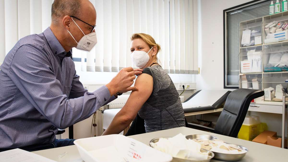 Impfkampagne auf der Kippe: Verband stellt Betriebsimpfungen in Frage
