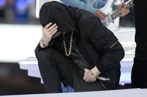 Eminem begab sich bei seinem Auftritt auf die Knie. Ein Zeichen gegen Rassismus. Foto: dpa/Chris Omeara