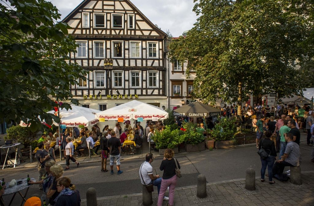 Das Stadtfest des Bohnenviertels in Stuttgart-Mitte: Künstler, Galerien, Handwerksbetriebe und kleine Läden zeigen die bunte Vielfalt des Viertels. Das Straßenfest startet am Samstag und läuft von 11 bis 18 Uhr.