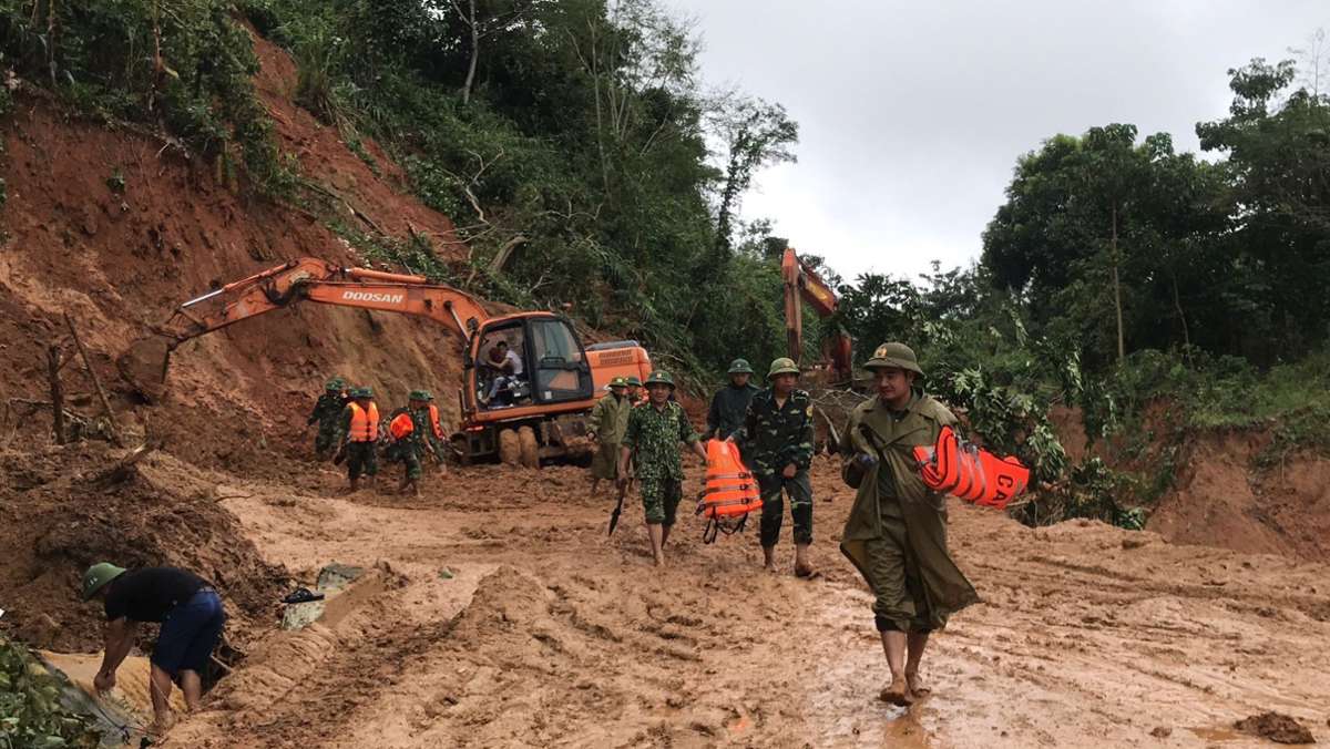  In der Provinz Quang Tri im Zentrum des südostasiatischen Landes haben Rettungskräfte einen grausigen Fund gemacht: Die Leichen von 22 Soldaten wurden unter Schlamm und Geröll freigelegt. 