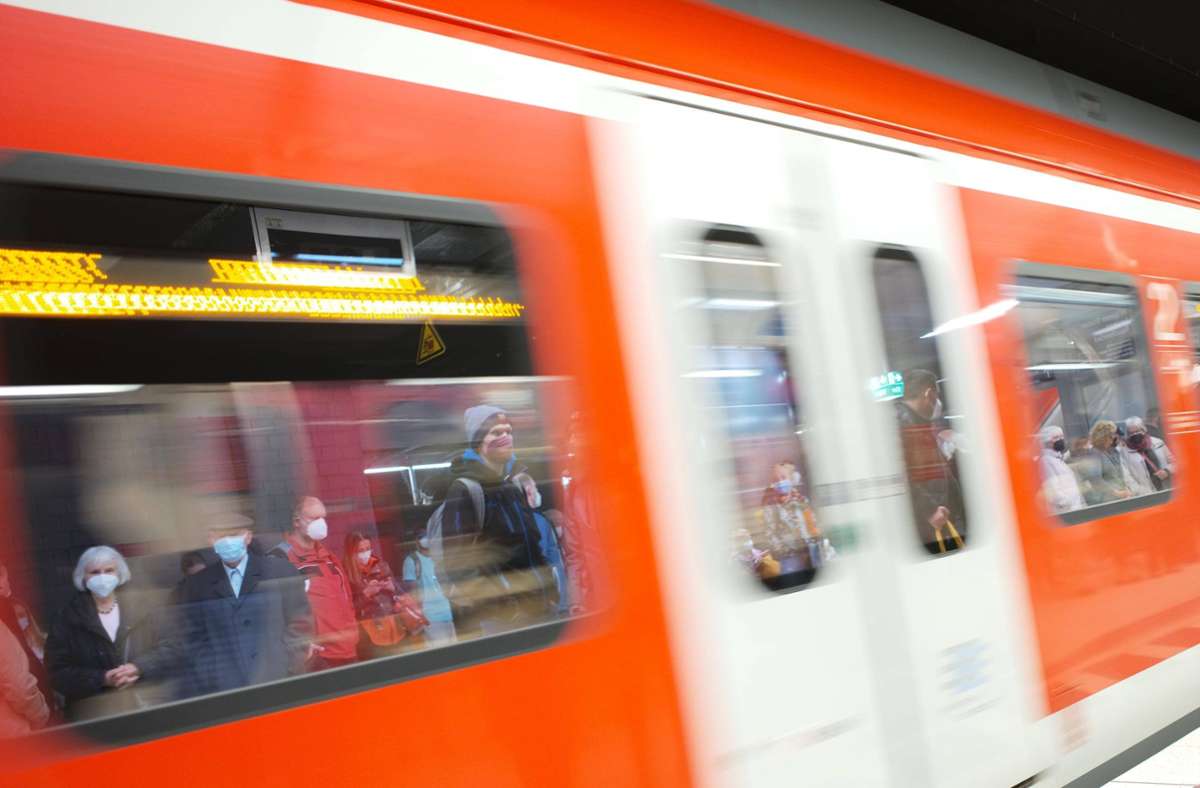 Pendler müssen in Baden-Württemberg weiterhin eine Maske tragen in Bus und Bahn. Foto: IMAGO/imagebroker/IMAGO/imageBROKER/Michael Weber