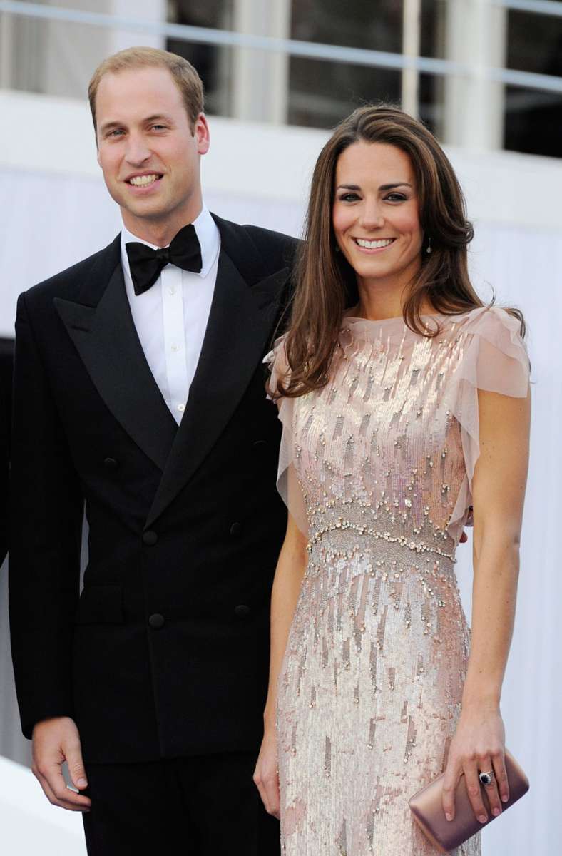 2011: Wenige Wochen ist Kate Middleton erst Ehefrau von Prinz William und damit die Herzogin von Cambridge, als das junge Paar zu einem Charity-Event geladen ist. Herzogin Kate macht in einer Glitzerrobe von Jenny Packham modisch alles richtig – die Briten sind entzückt.