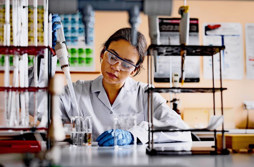 Eine junge Wissenschaftlerin experimentiert in einem Labor. Foto: Mauritius