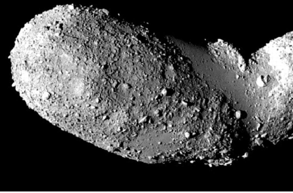 Auch der Asteroid Itokawa erinnert an eine Erdnuss. Das Foto funkte die japanische Sonde Hayabusa im Jahr 2005 zur Erde.