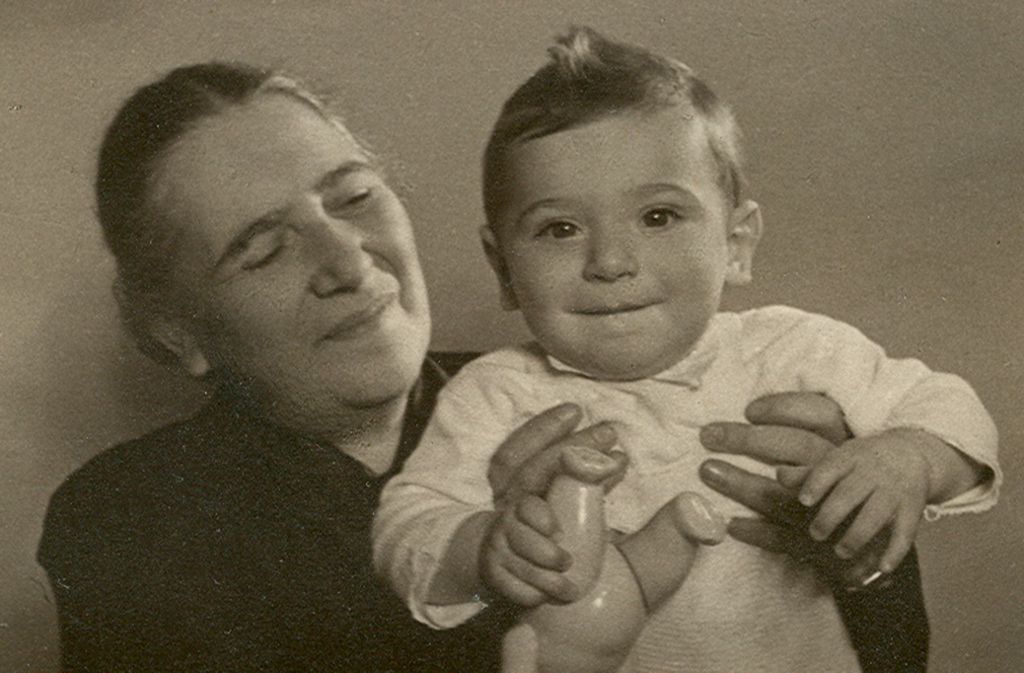 Pavel mit seiner Oma, die im KZ starb