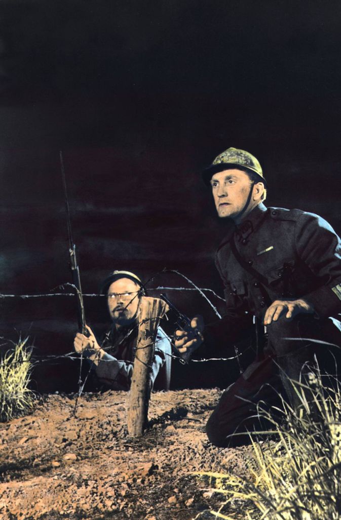 Wege zum Ruhm (1957) Ein französischer General will mit der aussichtslosen Eroberung einer von Deutschen gehaltenen Stellung Karriere machen. Sein Colonel, gespielt von Kirk Douglas, stellt sich ihm entgegen. Bis zuletzt hielt der Schauspieler „Wege zum Ruhm“ für seinen besten Film. Das Antikriegsdrama floppte im Kino. Für den Regisseur Stanley Kubrick war es der Beginn einer Weltkarriere.