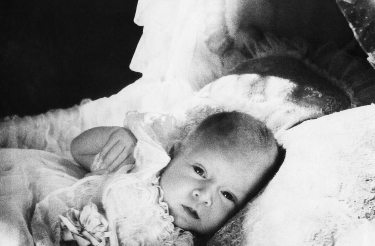 Am 14. November 1948 kommt Prinz Charles Philip Arthur George Mountbatten-Windsor in London zur Welt.
