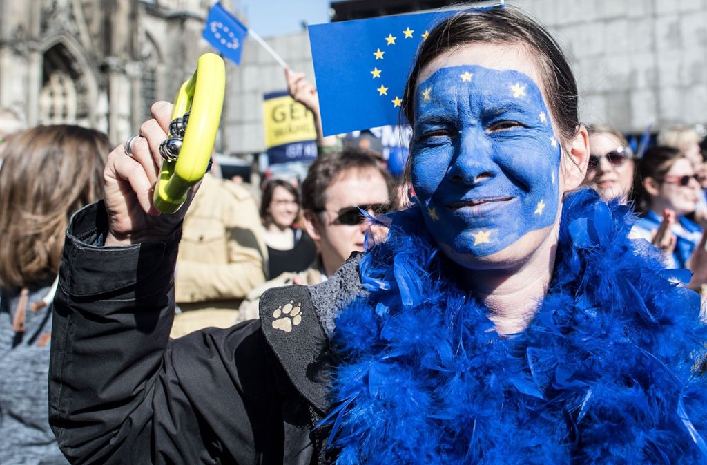 Blau ist die Farbe, an der sich die Freundinnen Europas erkennen.