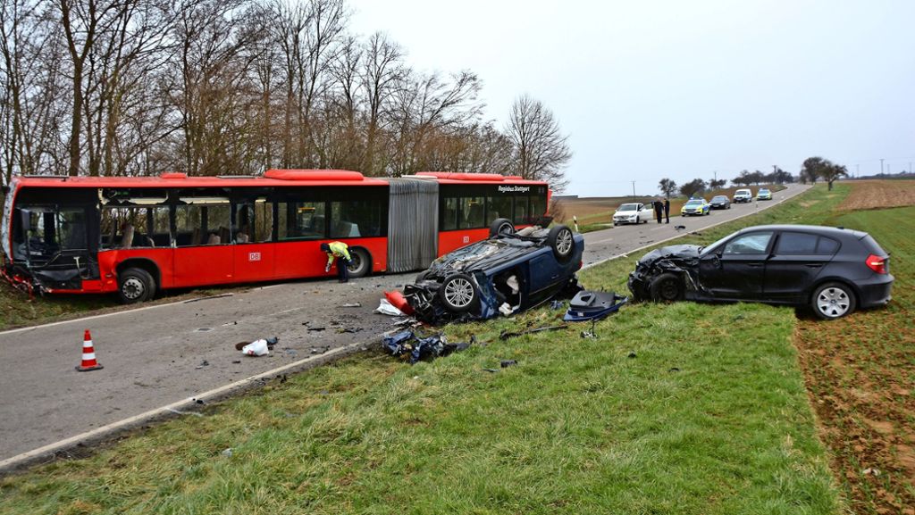 Kreis Ludwigsburg: Mann stirbt bei Kollision mit  Bus