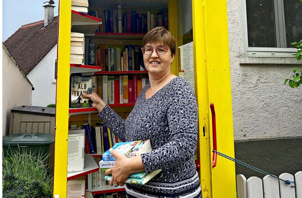 Melanie Kirschbaum in ihrer Bücherzelle in der Schirmerstraße 44 in Mühlhausen, die sie dort seit ein paar Jahren hat und gut läuft.