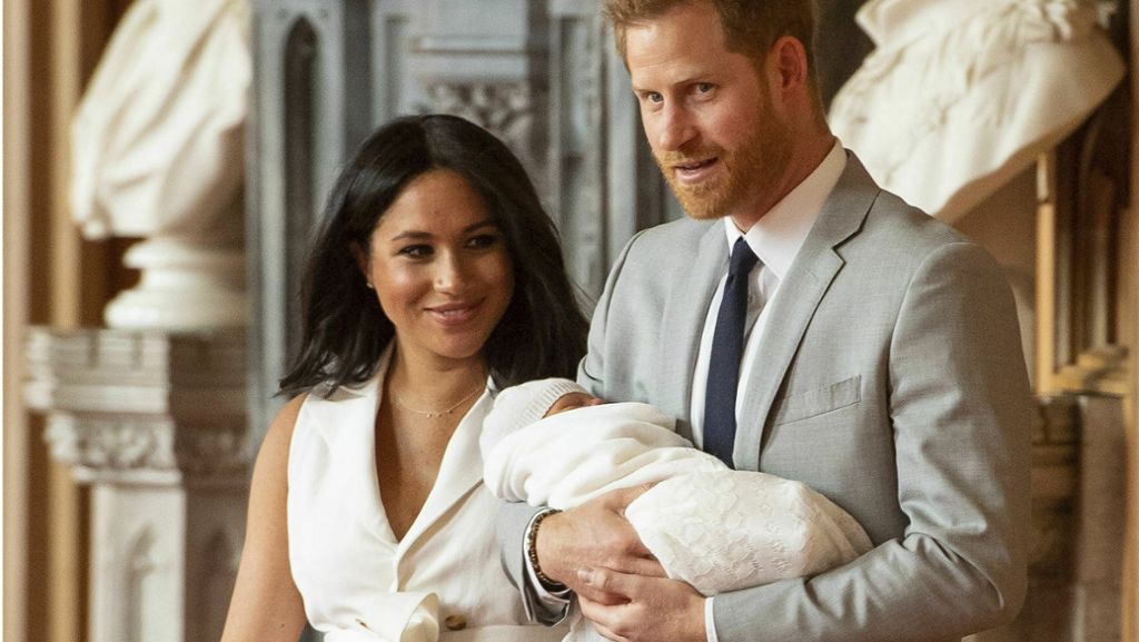  Dass sie vieles anders machen wollen als William und Kate, haben Prinz Harry und Herzogin Meghan schon vor der Geburt angekündigt. Auch der erste „Auftritt“ von „Baby Sussex“ war anders als der seiner Cousins. 