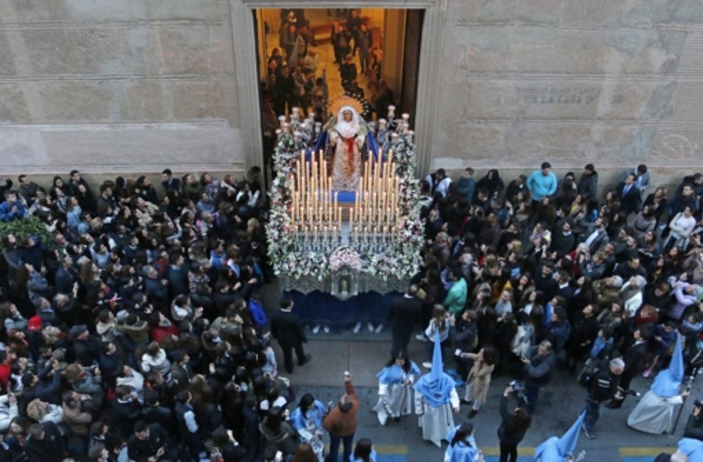 In Almeria tragen die Mitglieder der Bruderschaften „Cristo del Amor“ und „Nuestra Senora del Primer Dolor “ die heilige Madonna durch die Straßen der Stadt.