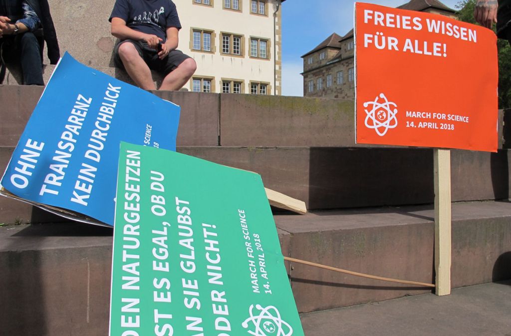 Doch nicht nur in Stuttgart gingen die Wissenschaftler mit Transparenten auf die Straßen, ...