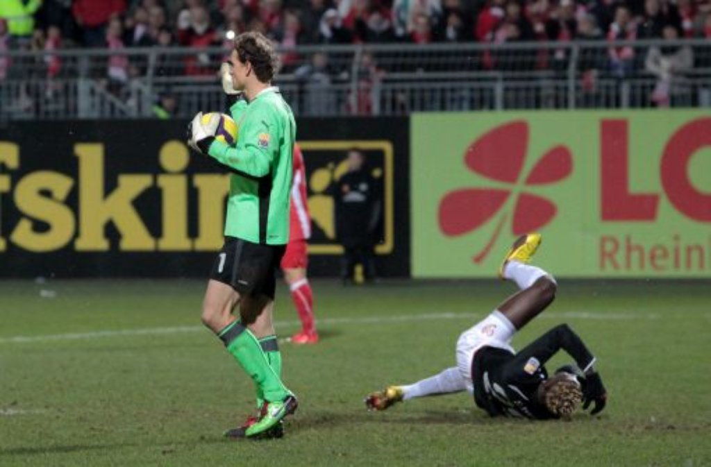 2009: Dass er ab und zu über das Ziel hinausschießt, dafür ist Lehmann bekannt. Erst gerät er mit der "Pinkel-Affäre" im Europa-League-Spiel gegen Unirea Urziceni in die Schlagzeilen, dann rastet er im Bundesligaspiel gegen Mainz auf und neben dem Platz aus.