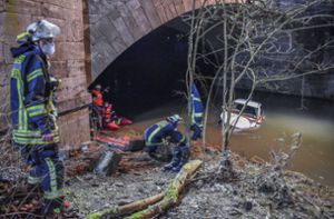 Frau stürzt mit Auto von Brücke acht Meter tief in Fluss