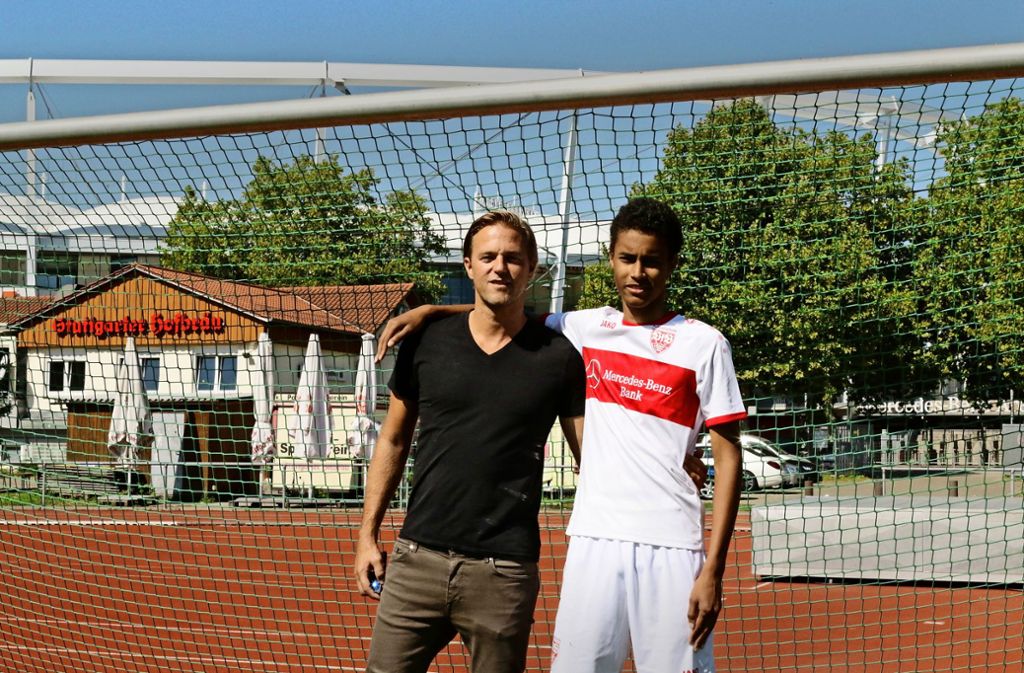 Der Verein Kinderglückswerk  macht es möglich, dass  der 14-jährige Niko sein Fußballidol Timo Hildebrand  trifft. Foto: privat