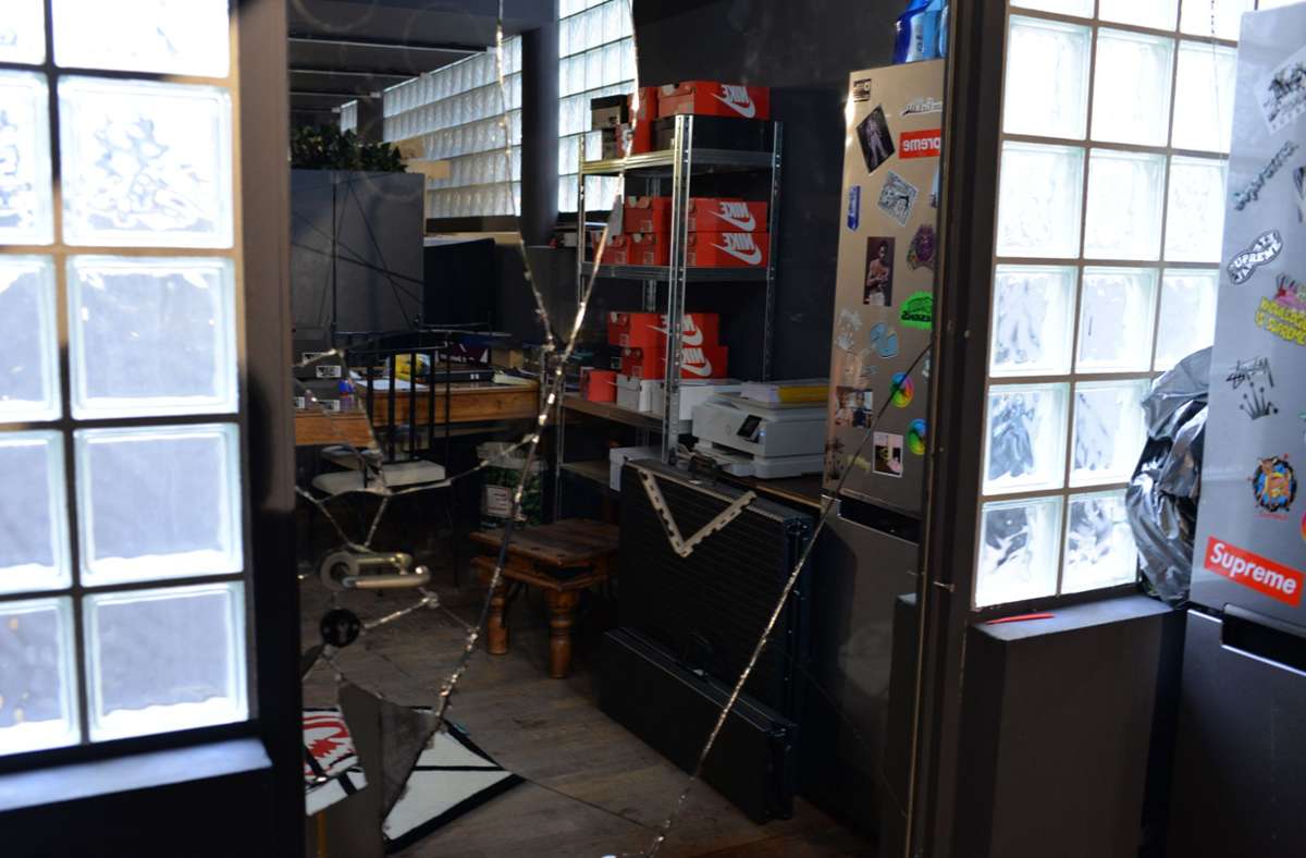 Auch die Hintertür des Geschäfts mit dem Spiegel wurde beschädigt.