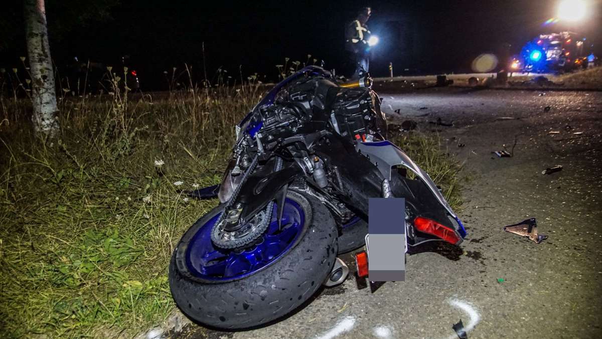 Unfall bei Ammerbuch: 20-jähriger Motorradfahrer stirbt bei Zusammenstoß mit Traktor